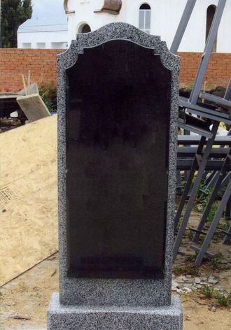 Фото вертикального бюджетного памятника на могилу на постаменте серый с черным в СПб