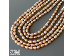 Жемчуг речной персиковый мелкий рис фри-форм 4-4,7х3-3,5 мм с щербинками, цена за нить 17 см