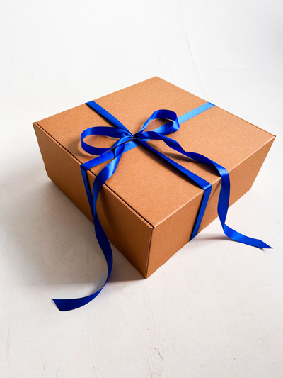 Огромная подарочная коробка GILEV 45х45х20см с синей лентой и наполнителем крафт