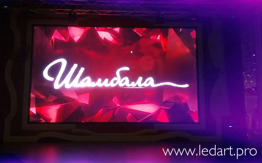 Внутренний светодиодный экран размером 3,5 х 6,2 м с шагом пикселя Р3. Разрешение 1152 х 2048 точек