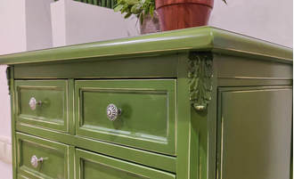 Зеленый аптекарский комод с 11 ящиками.