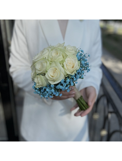 Букет невесты из белых роз и гипсофилы