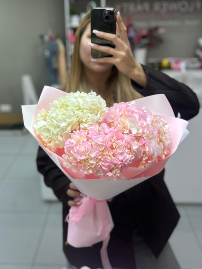 Классический букет из 3 гортензий микс