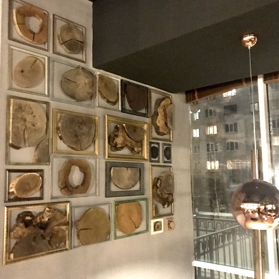 Декор стен в ресторане спилами необычной формы и винтажными рамами. Ресторан "Розмарин", г.Курган. Работа spilcenter.com