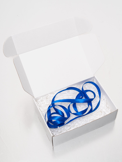 Белая подарочная коробка 32х22х10см с синей лентой и наполнителем