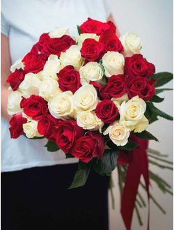 БУКЕТ ИЗ 31 БЕЛО-КРАСНОЙ РОЗЫ