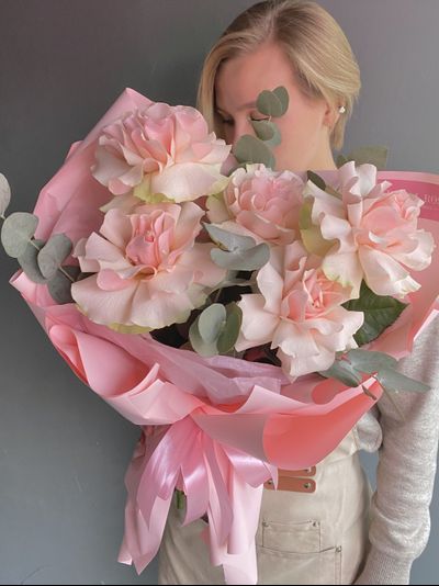 Розовые розы с эвкалиптом