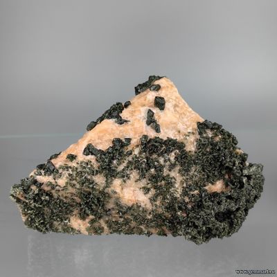 Диопсид, кальцит. Россия. 120*110*75мм