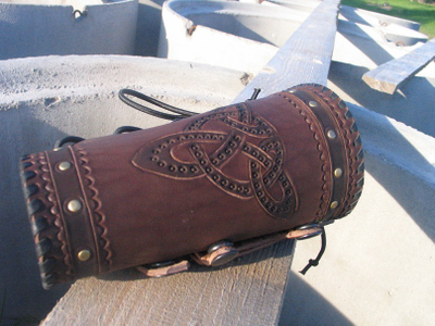 Наручи с ножом.