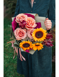 Букет с розами и подсолнухами