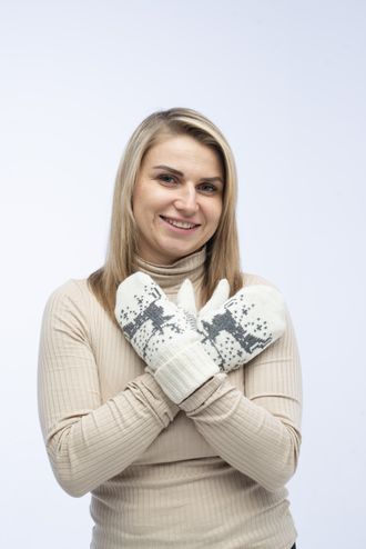 Варежки женские зимние теплые вязаные с оленями бежевые