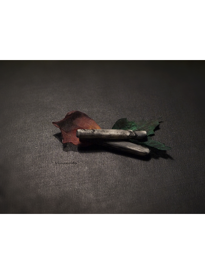 Готическая брошь с лепестками розы "Воспоминание о былых временах"