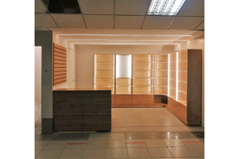 Витрины под сувениры. Аэропорт Толмачево.