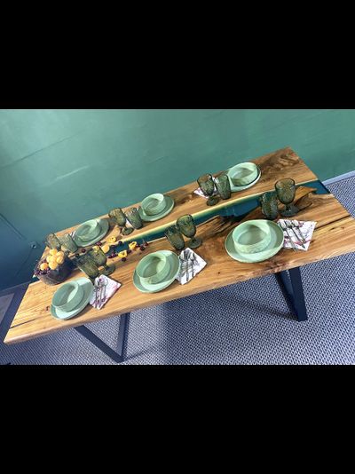 стол-река с эпоксидной смолой цвета морской волны