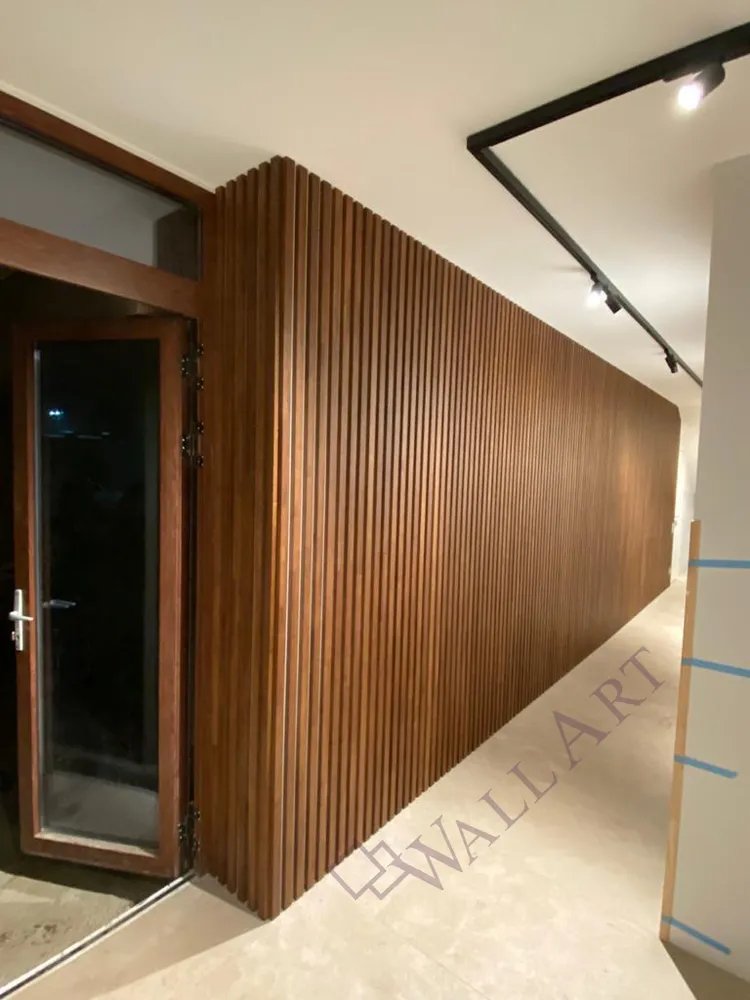 На фото смонтированные рейки из массива дуба. Сечение - 37*20мм, длина - 3000мм. Сращенный материал, покрытие - тон/лак, со скрытым крепежом. Цвет - "под орех". Одинцовский район, Московская область. Монтаж наш.