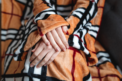 Плед с рукавами "Клетка" из микрофибры (велсофта)