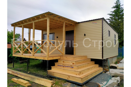 Веранда 4.3х3м со ступенями к модульному дому 5.9х6.5м. Покрытие - террасная доска лиственница. СНТ "Малышево"