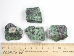 Корунд красный в цоизите, необработанный в ассортименте (светится в УФ), Танзания (32-37 мм, 30-35 г) №27949