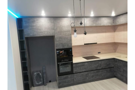 Кухня бетон с антресолями