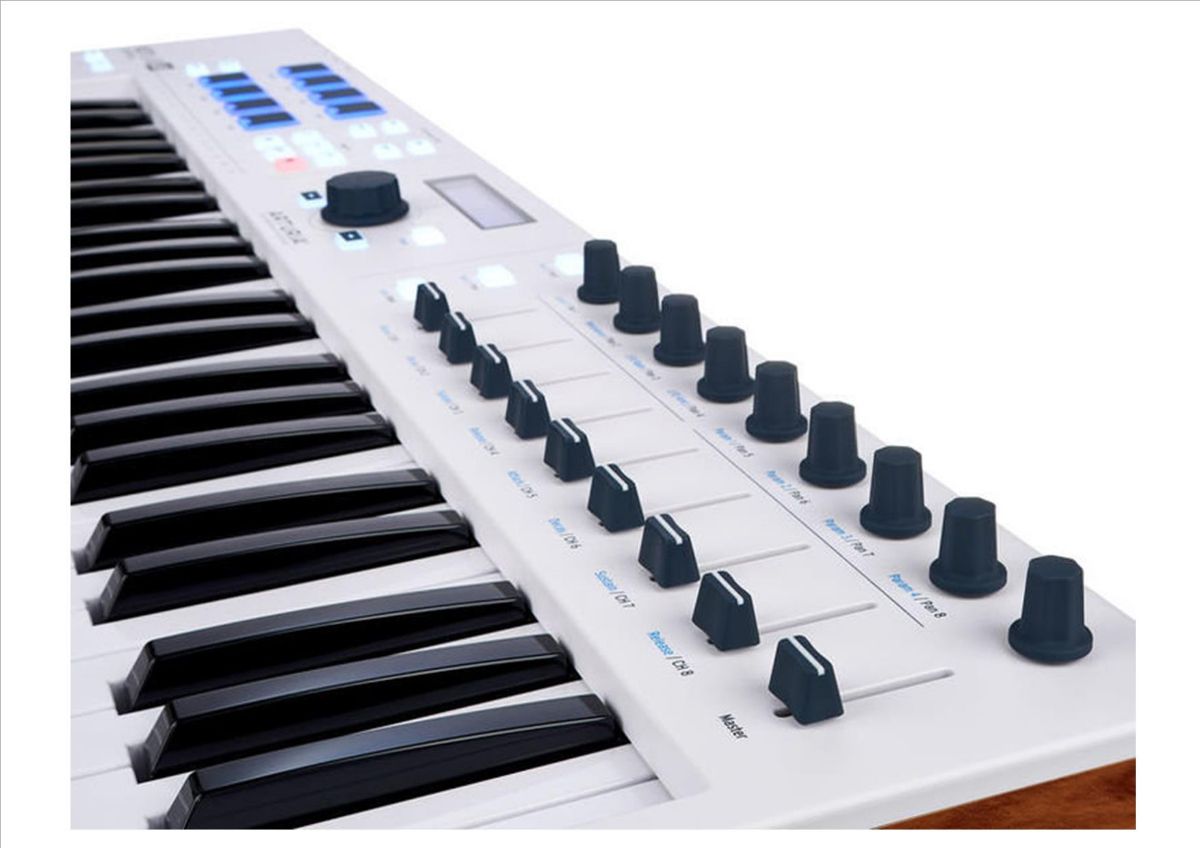 Фото панели управления на MIDI-клавиатуре Arturia KeyLab mkII 49