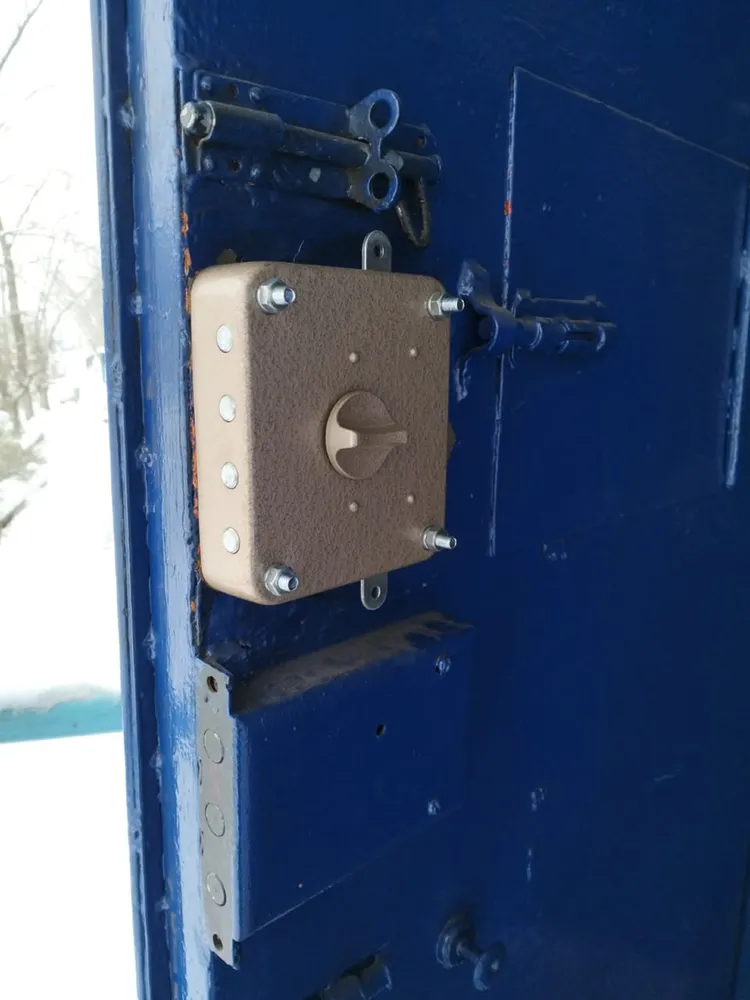 Замена замка металлической двери