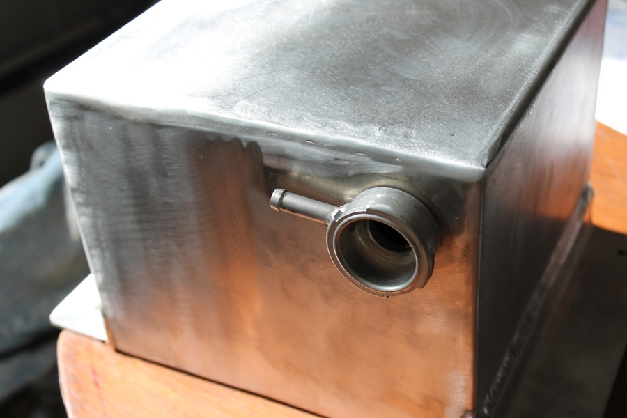 Бак расширительный нмк 40 л. Бак расширительный стэн 40 л открытого тип. Бак из нержавейки для отопления открытого типа. Расширительный бак для отопления открытого типа из нержавейки. 5 мм.