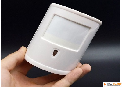 Установка датчика движения скрытой установки в комнате ИВАНМАСТЕР