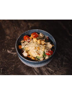 Салат Цезарь с курицей гриль