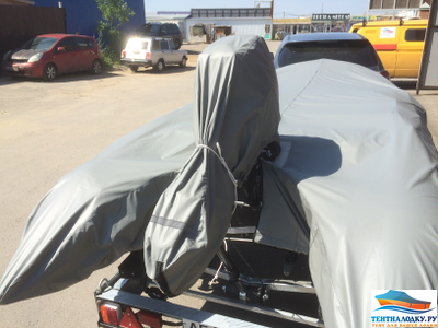 Чехол на мотор и тент лодки не мешают друг другу, все продумано для хорошей защиты.