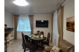 Сделали два ряда из тюлей, так как хозяева не захотели нагружать интерьер портьерами.