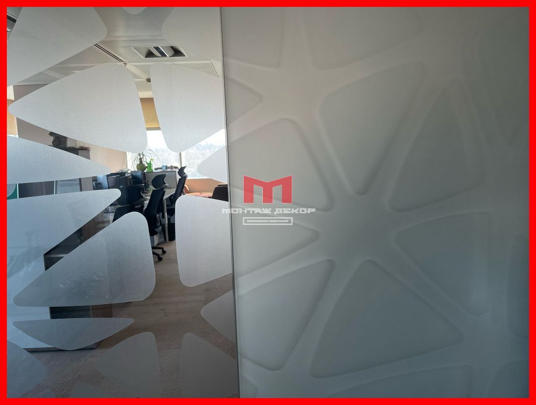 Двустороннее матирование офисных перегородок в офисе в Москве