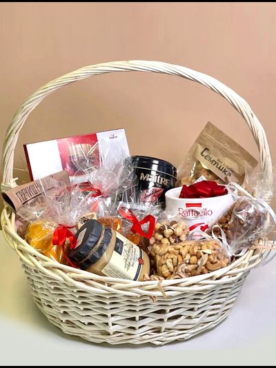 Корзина с сухофруктами