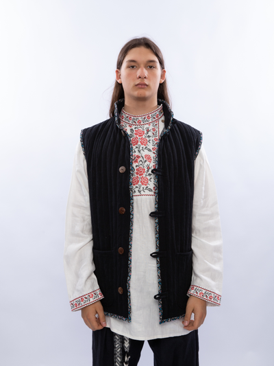 Жилетка родное тепло Черная из крапивы