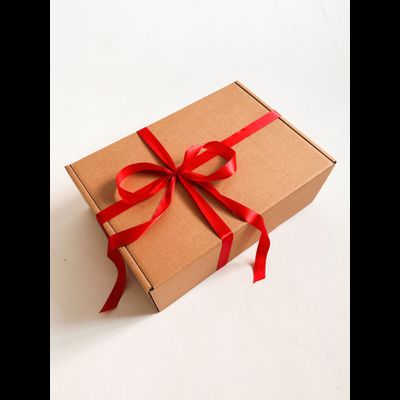 Большая подарочная коробка GILEV 44x32x15см с красной лентой и наполнителем крафт