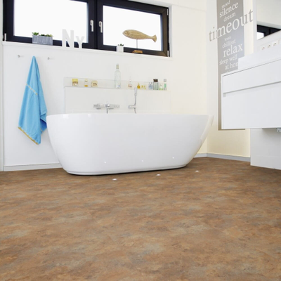 Виниловый пол Wineo 800 Stone Copper Slate DB00091 в интерьере ванной