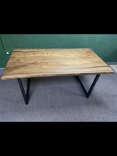 письменный стол из слэба карагача в тёмной тонировке