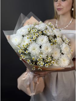 Букет из белоснежных хризантем и ромашек