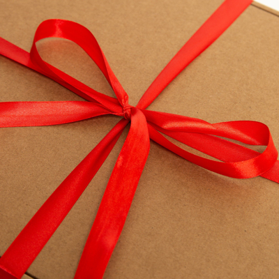 Подарочная коробка GILEV 32х32х12см с наполнителем и красной лентой