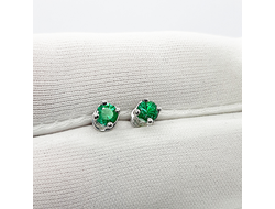 Серьги пусеты с изумрудами из белого золота