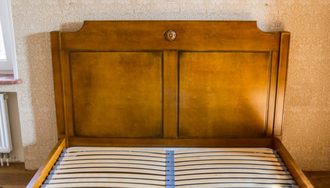 Кровать деревянная с ящиками.