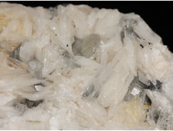 Церуссит, кристаллы на породе, Марокко (51*40*23 мм, 106 г) №28836