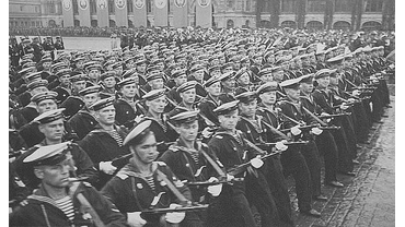 Морские пехотинцы 24 июня 1945 года на параде Победы в Москве на Красной площади