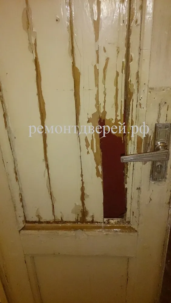 дверь изрублена топором