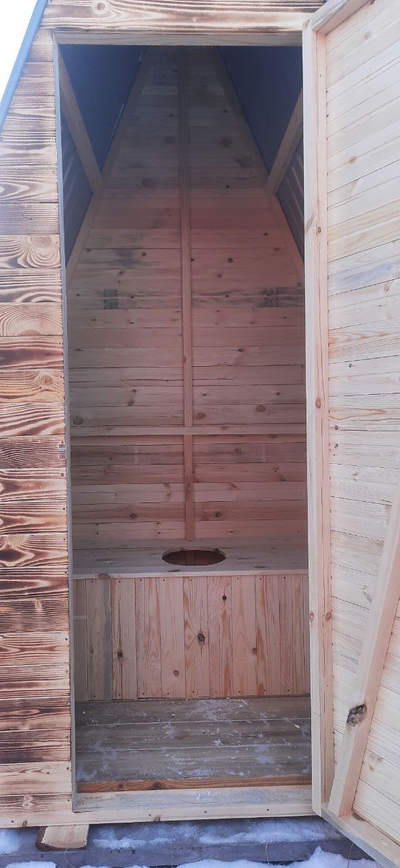 Туалет Городской (из вагонки, обожжённый, домиком, с сиденьем, кровля С10 Шоколад)