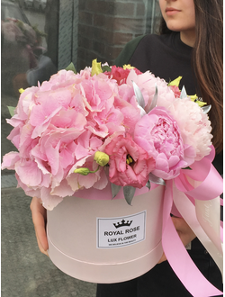 ГОРТЕНЗИЯ И ПИОНЫ В ШЛЯПНОЙ КОРОБКЕ