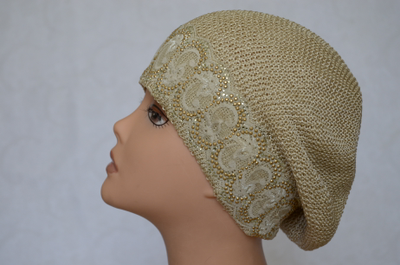 Кружевной женский вязаный берет золотистого цвета фото
