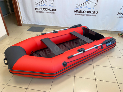 Моторная лодка Аква 2800 слань-книжка киль красный/черный слева с носа