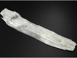 Брусит (немалит) светло-зеленый, волокнистый брусит, коллекционный образец, Россия, КЧР, Урупский район, м-ние Мощевая балка (132*25*5 мм, 15 г) №29699