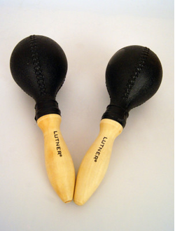 Пластиковые маракасы на деревянной ручке