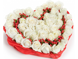 Сердце из 41 белой розы и гиперикума